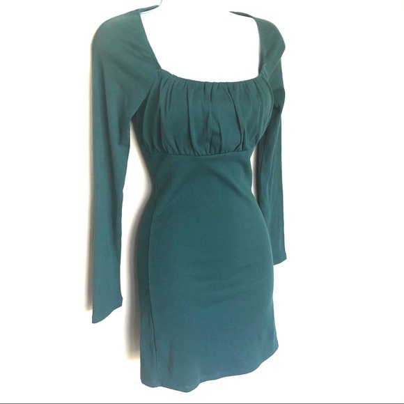 Cute green body fitted long sleeve mini skirt - Picture 2 of 4